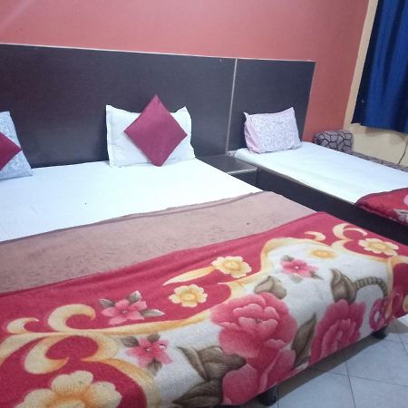 Yash Guest House 01 Minute Walk In Nizamuddin Railway Station New Delhi Luaran gambar