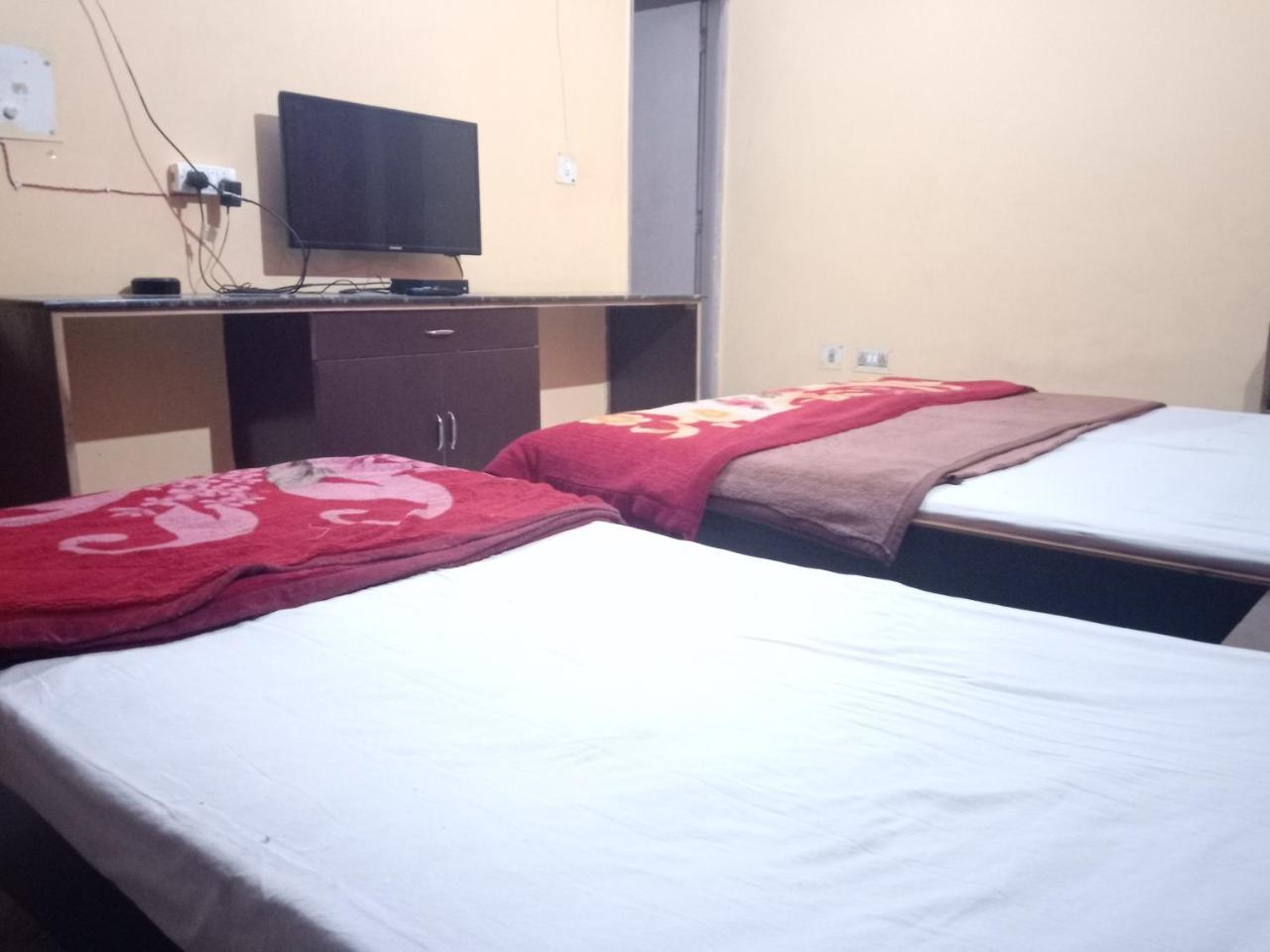 Yash Guest House 01 Minute Walk In Nizamuddin Railway Station New Delhi Luaran gambar