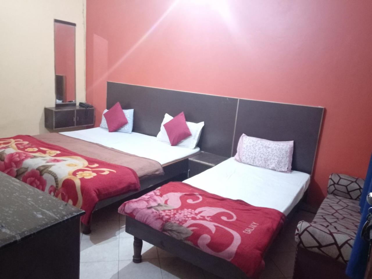 Yash Guest House 01 Minute Walk In Nizamuddin Railway Station New Delhi Luaran gambar