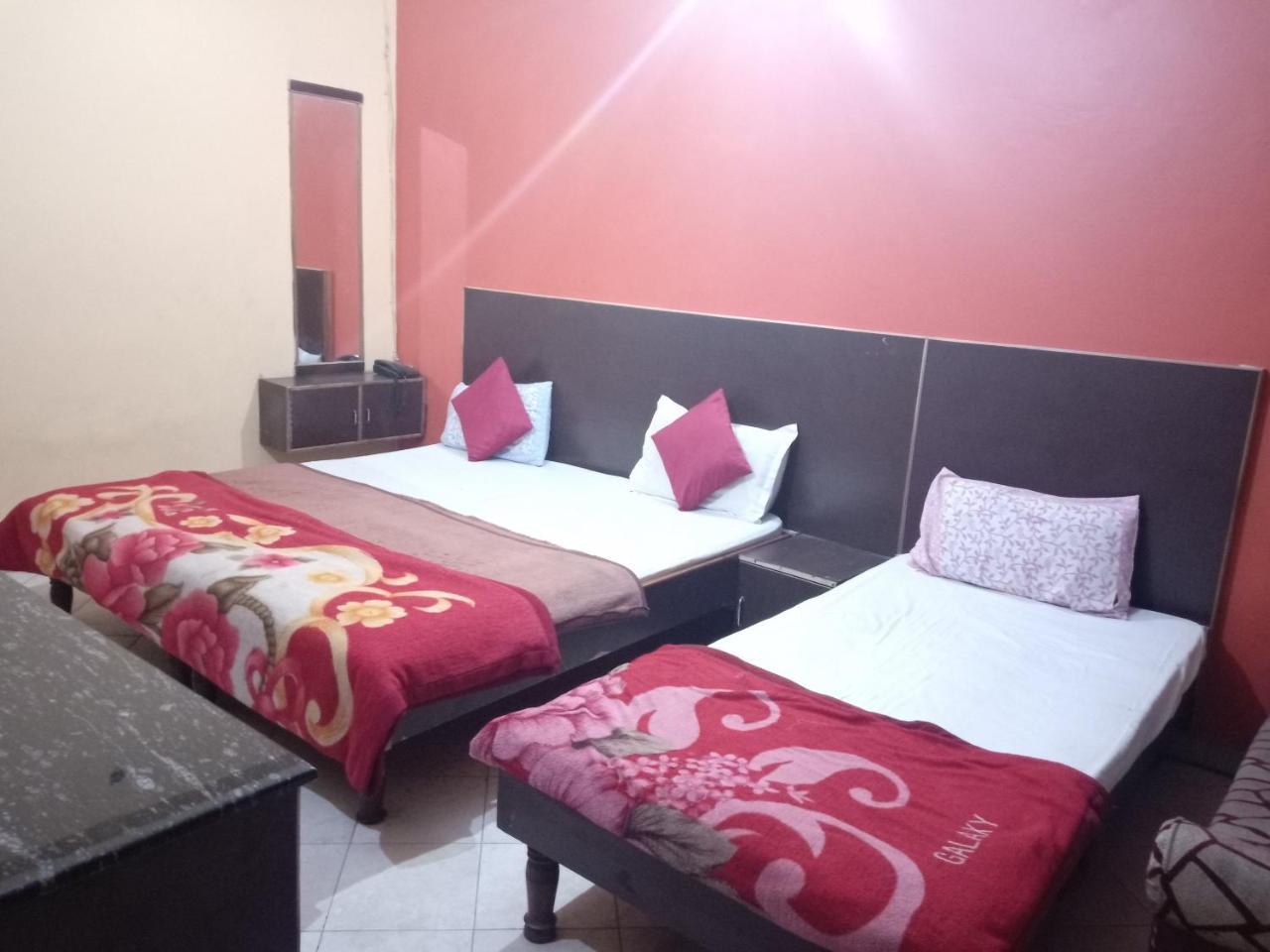 Yash Guest House 01 Minute Walk In Nizamuddin Railway Station New Delhi Luaran gambar