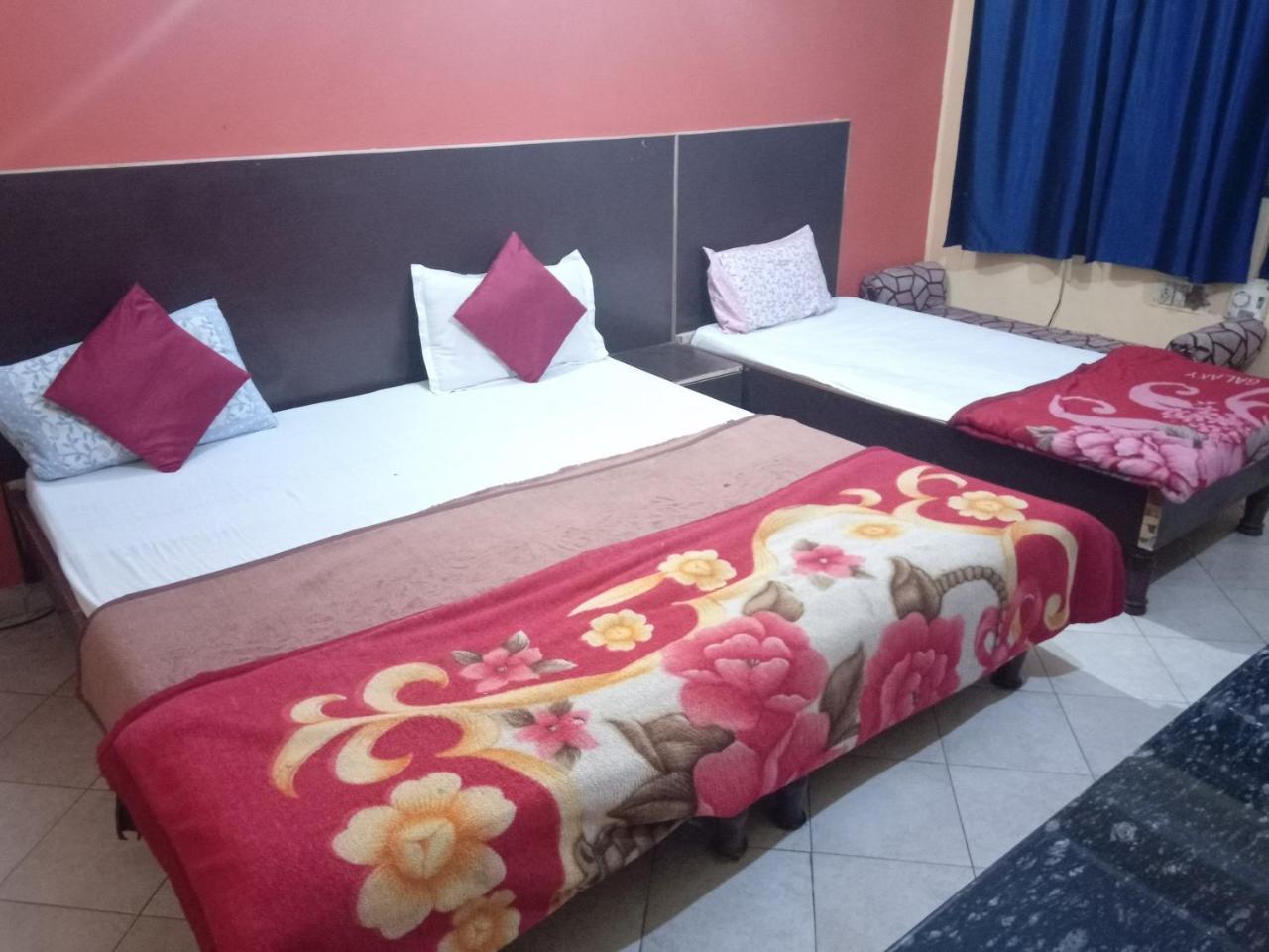 Yash Guest House 01 Minute Walk In Nizamuddin Railway Station New Delhi Luaran gambar