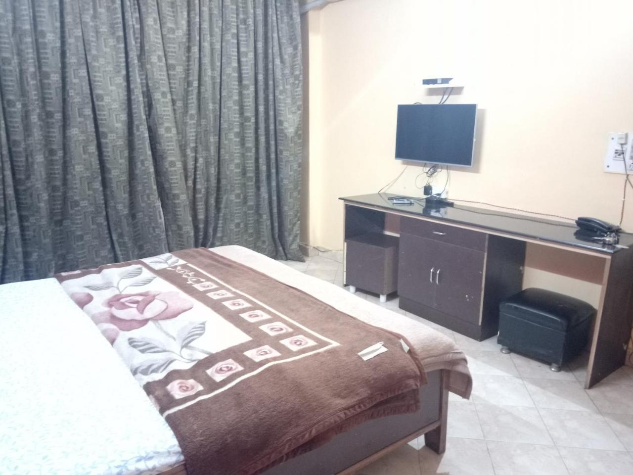 Yash Guest House 01 Minute Walk In Nizamuddin Railway Station New Delhi Luaran gambar