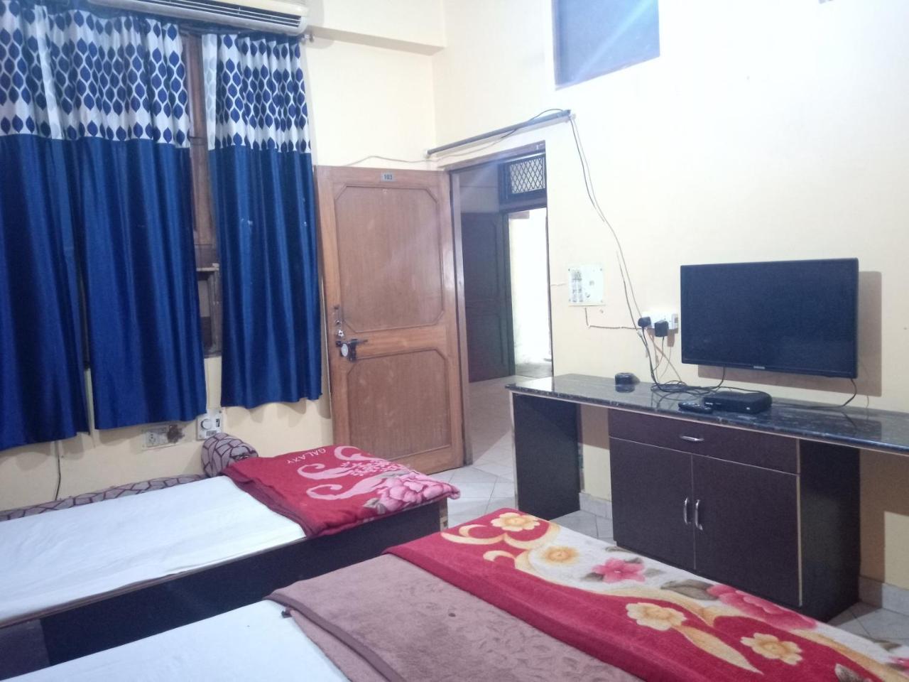 Yash Guest House 01 Minute Walk In Nizamuddin Railway Station New Delhi Luaran gambar
