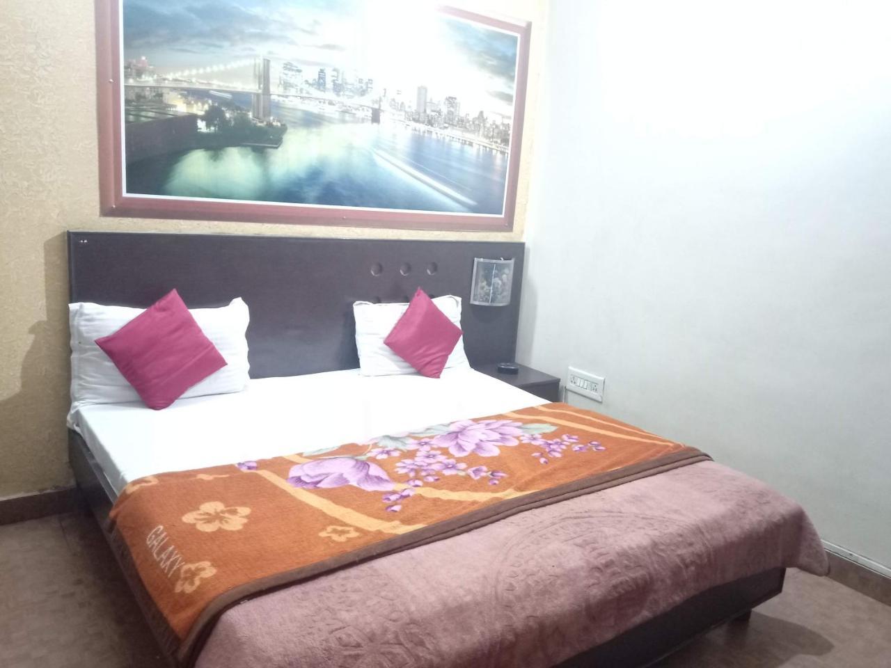 Yash Guest House 01 Minute Walk In Nizamuddin Railway Station New Delhi Luaran gambar